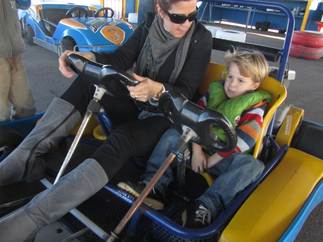  Menino de kart com o pai 